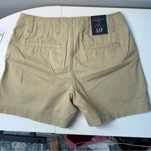 NWT Gap 4" Women’s Downtown Khaki Shorts Sz 10 Beige Mid Rise Stretch - Picture 2 of 10